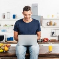 Компенсационные выплаты дистанционному сотруднику освобождаются от НДФЛ и страховых взносов