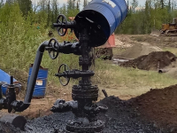 На территории объекта «Лукойл-Коми» хлещет вода с нефтью