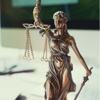 КС РФ: руководитель ликвидированного ООО несет ответственность перед кредиторами даже после исключения из ЕГРЮЛ