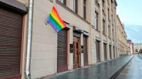 Участника Pussy Riot арестовали за акцию с ЛГБТ-флагами в день рождения Путина