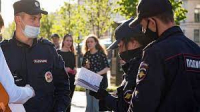 В Петербурге задержали мужчину с плакатом «Владимир Владимирович Путин, хватит врать»