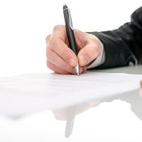 Расторгнуть договор с управляющей компанией будет проще
