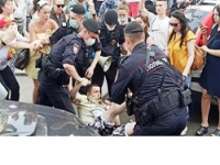 "Оставьте нам выбор!" В Москве проходят акции против принудительной вакцинации