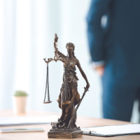 Адвокат вправе требовать письменной фиксации обстоятельств досмотра его вещей и одежды при посещении СИЗО