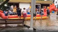 В Анапе людей из затопленных районов эвакуировали на надувном драконе
