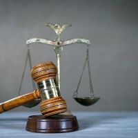 Работник, проигравший трудовой спор, освобождается от судебных расходов