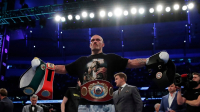 Усик отправится с чемпионскими поясами в Крым