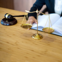 Суд посчитал законным увольнение временного работника накануне выхода на работу <span id=
