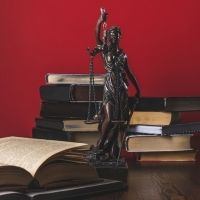 КС РФ запретил снижать без веских оснований размер возмещения расходов реабилитированного лица на оказание юридической <span id=