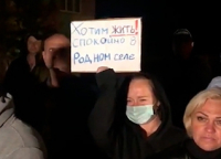 Мигрантов вывезли из подмосковного села после схода местных жителей