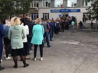 В первый день голосования перед участками возникли аномальные очереди
