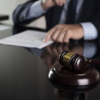 Суд: если в заявлении об увольнении по собственному желанию не указана дата увольнения, трудовой договор прекращается по истечении двух недель