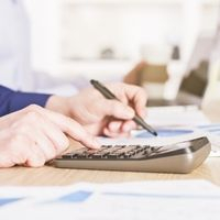 Если в договоре с иностранной компанией не указан НДС, покупатель – налоговый агент должен сам определить ее