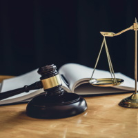 КС РФ: потерпевшие от преступлений против собственности имеют право на компенсацию морального вреда