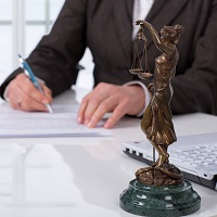 Прекращение дела об административном правонарушении по нереабилитирующему основанию не исключает права лица на возмещение понесенных в рамках этого дела расходов