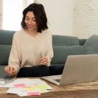 В строке "Продавец" счета-фактуры предпринимателю достаточно указать свои ФИО