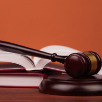 КС РФ: в одностороннем порядке менять условие трудового договора о структурном подразделении нельзя