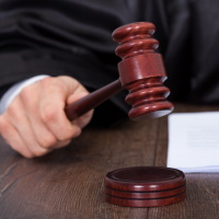 Суд взыскал выходное пособие с работника, который в последний день согласился на перевод
