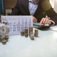 Как учитывать документы за март, поступившие после 1 апреля?