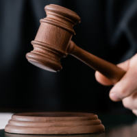 Суд: если пострадавшего не обучали правилам ОТ, грубой неосторожности в его действиях нет