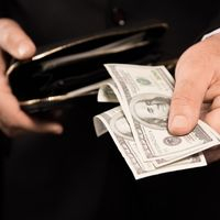 Банк России разрешил резидентам переводить за границу до $50 тыс. в месяц