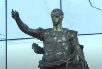 В Петербурге обстреляли статую римского императора, похожего на Путина
