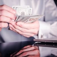 Резиденты-физлица могут переводить за границу до $1 млн в месяц