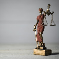 Если суд признал организацию невиновной в правонарушении, ее должностное лицо по общему правилу также нельзя привлечь к административной ответственности