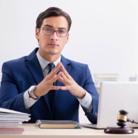 Доплаты работникам и командировочные расходы за счет ОМС суд признал "нецелевкой".