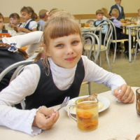 Обеспечение младших школьников бесплатным питанием будет продолжено