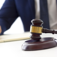 Суд признал увольнение за предоставление поддельного диплома незаконным