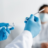 Работодатели должны обеспечить антикоревую вакцинацию своих иностранных работников