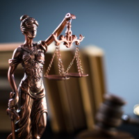 Суды указали, что пациента с пневмонией, чьи прижизненные тесты на COVID-19 были отрицательными, следовало лечить от пневмонии