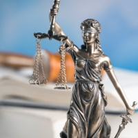 ВС РФ: если  требование страховой организации об оплате сверхобъемной медпомощи основано на судебном акте по делу, где участвовал и ТФОМС, то фонд не может возражать о превышении объемов