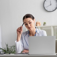 Социальный работник в медицинском учреждении: очередное дело о "нецелевке" ОМС