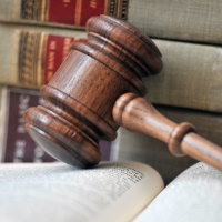 Положения трудового договора не гарантируют правомерность выплат