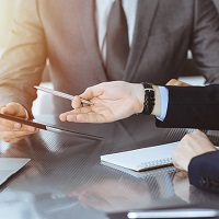 Сведения о приеме на работу сотрудника, подлежащего воинскому учету, нужно подавать в военкомат по месту его жительства или пребывания