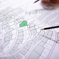ФНС России разъяснила, по какой ставке будет облагаться участок под ИЖС, принадлежащий коммерческой организации