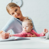 Работающие родители смогут получать пособие по уходу за ребенком до 1,5 лет