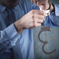 Приставы в судах смогут применять физическую силу, спецсредства и оружие