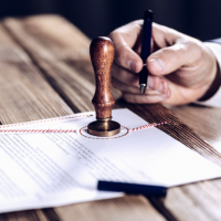 Суд отказался признать незаключенным подписанный другим лицом трудовой договор
